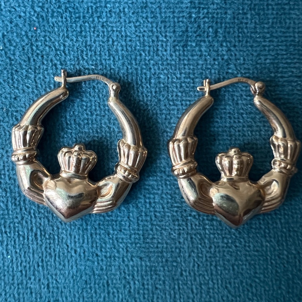 Yellow gold Claddagh earrings